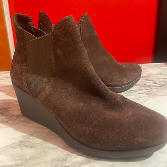 Crocs Women’s Leigh Wedge Chelsea boots Suede Leather Ankle Booties Size - Picture 1 of 7